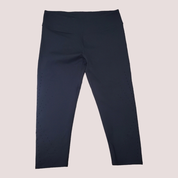 FABLETICS Blk Cropped Leggings Capri Starburst Holes Sunburst Sz M - Picture 1 of 6